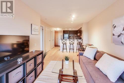 316 - 1050 The Queensway, Toronto, ON - Indoor Photo Showing Living Room