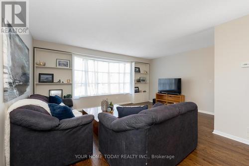 218 Delrex Boulevard, Halton Hills, ON - Indoor Photo Showing Living Room