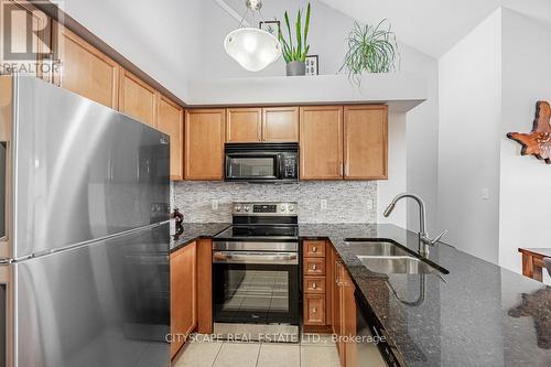 6 - 561 Dundas Street W, Mississauga, ON - Indoor Photo Showing Kitchen With Double Sink With Upgraded Kitchen