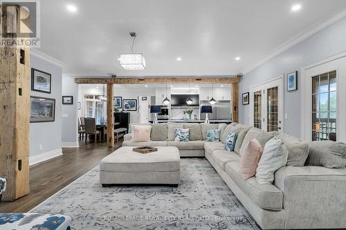 7 Fox Run Drive, Puslinch, ON - Indoor Photo Showing Living Room