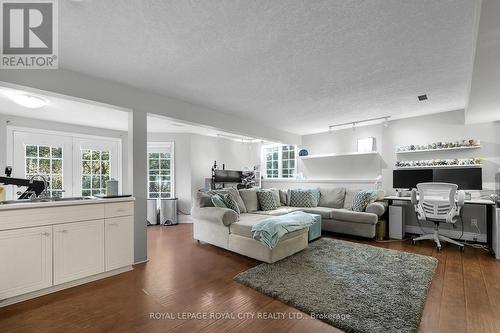 7 Fox Run Drive, Puslinch, ON - Indoor Photo Showing Living Room