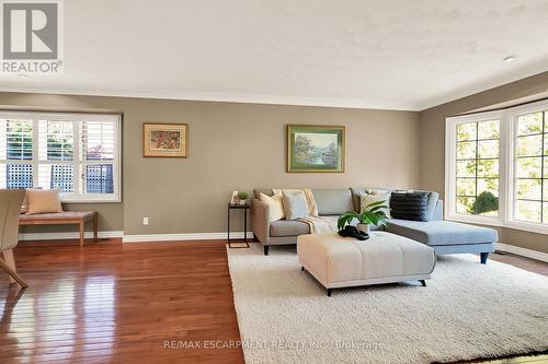 28 Church Street E, Haldimand, ON - Indoor Photo Showing Living Room