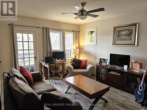 5 - 479 Aberdeen Avenue, Hamilton, ON - Indoor Photo Showing Living Room