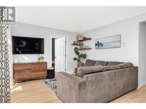 4404 Pleasant Valley Road Unit# 3, Vernon, BC - Indoor Photo Showing Living Room