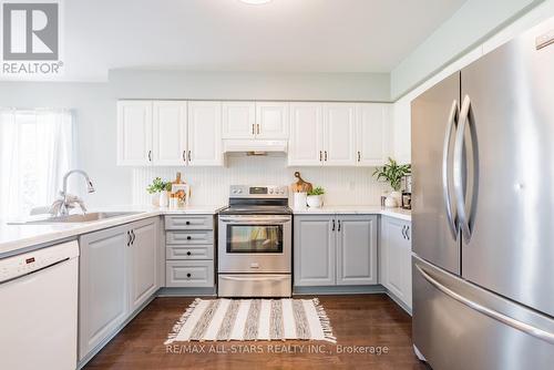 8 Campbell Drive, Uxbridge, ON - Indoor Photo Showing Kitchen With Upgraded Kitchen