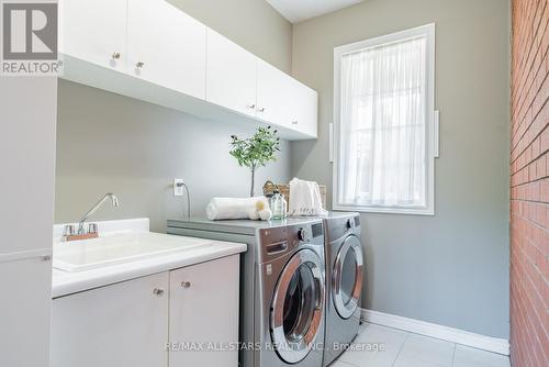 8 Campbell Drive, Uxbridge, ON - Indoor Photo Showing Laundry Room