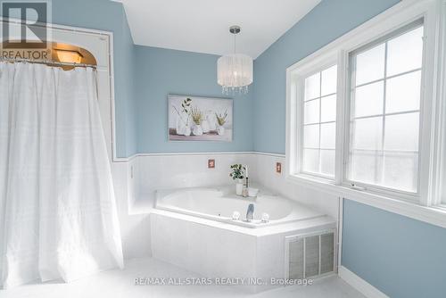 8 Campbell Drive, Uxbridge, ON - Indoor Photo Showing Bathroom