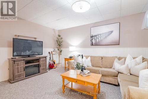 8 Campbell Drive, Uxbridge, ON - Indoor Photo Showing Living Room