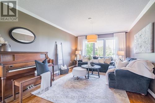 8 Campbell Drive, Uxbridge, ON - Indoor Photo Showing Living Room