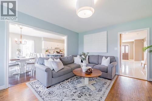 8 Campbell Drive, Uxbridge, ON - Indoor Photo Showing Living Room