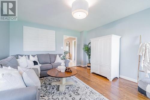 8 Campbell Drive, Uxbridge, ON - Indoor Photo Showing Living Room