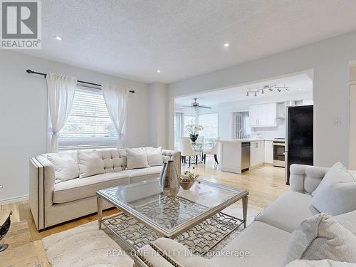 35 Aitken Circle, Markham, ON - Indoor Photo Showing Living Room