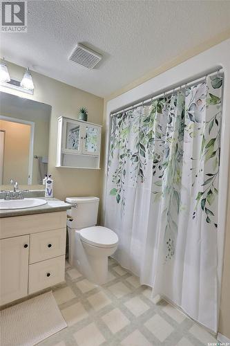 201 1 26Th Street E, Prince Albert, SK - Indoor Photo Showing Bathroom