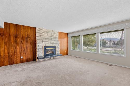 328 Glenmore Road, Kelowna, BC - Indoor Photo Showing Living Room With Fireplace