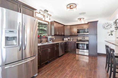 1426 Scott Crescent, West Kelowna, BC - Indoor Photo Showing Kitchen With Double Sink