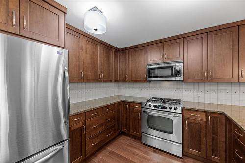 102-580 Sarsons Road, Kelowna, BC - Indoor Photo Showing Kitchen