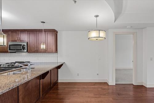 102-580 Sarsons Road, Kelowna, BC - Indoor Photo Showing Kitchen With Double Sink