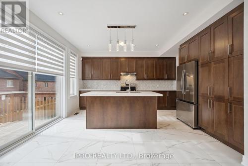 135 Ben Sinclair Avenue, East Gwillimbury, ON - Indoor Photo Showing Kitchen With Upgraded Kitchen