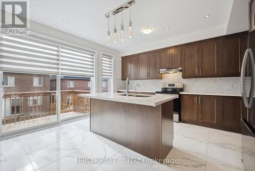 135 Ben Sinclair Avenue, East Gwillimbury, ON - Indoor Photo Showing Kitchen With Upgraded Kitchen