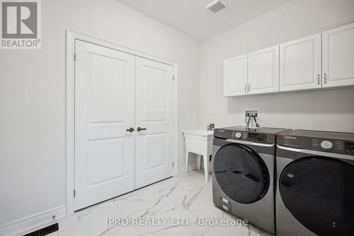 135 Ben Sinclair Avenue, East Gwillimbury, ON - Indoor Photo Showing Laundry Room