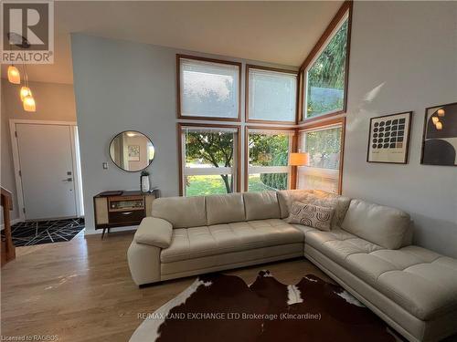 222 Penetangore Row, Kincardine, ON - Indoor Photo Showing Living Room