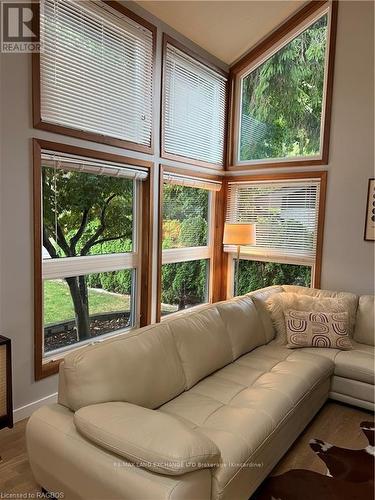 222 Penetangore Row, Kincardine, ON - Indoor Photo Showing Living Room