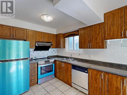 940 Monto Carlo Court, Mississauga, ON - Indoor Photo Showing Kitchen With Double Sink