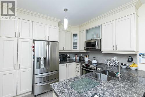 2 Stonecrop Road, Brampton, ON - Indoor Photo Showing Kitchen With Double Sink With Upgraded Kitchen