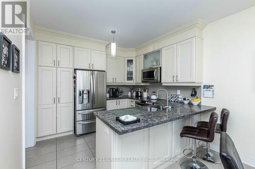 2 Stonecrop Road, Brampton, ON - Indoor Photo Showing Kitchen With Double Sink With Upgraded Kitchen