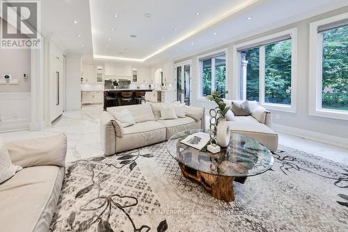 1560 Lorne Wood Road, Mississauga, ON - Indoor Photo Showing Living Room