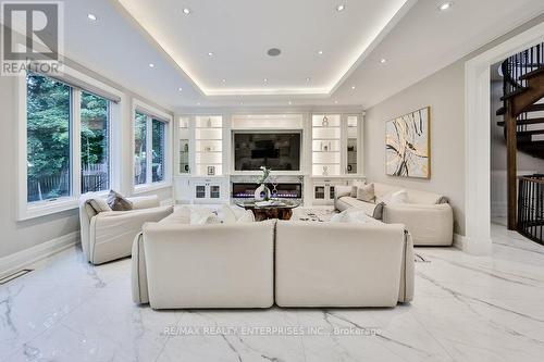 1560 Lorne Wood Road, Mississauga, ON - Indoor Photo Showing Living Room