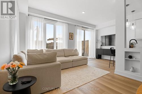 22 - 690 Broadway, Orangeville, ON - Indoor Photo Showing Living Room