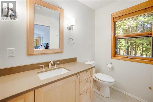 2290 Crystal Springs Road, Nelson, BC - Indoor Photo Showing Bathroom