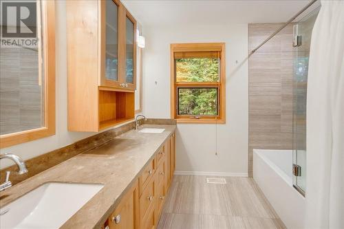 2290 Crystal Springs Road, Nelson, BC - Indoor Photo Showing Bathroom