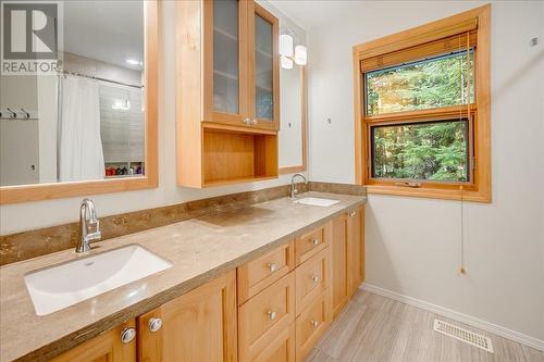 2290 Crystal Springs  Road, Nelson, BC - Indoor Photo Showing Bathroom