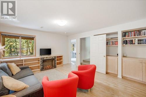 2290 Crystal Springs Road, Nelson, BC - Indoor Photo Showing Living Room