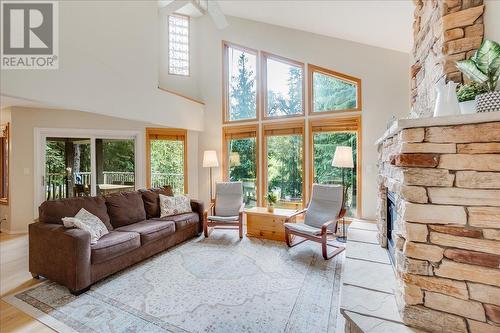 2290 Crystal Springs  Road, Nelson, BC - Indoor Photo Showing Living Room