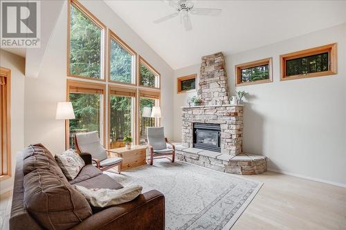 2290 Crystal Springs  Road, Nelson, BC - Indoor Photo Showing Living Room With Fireplace