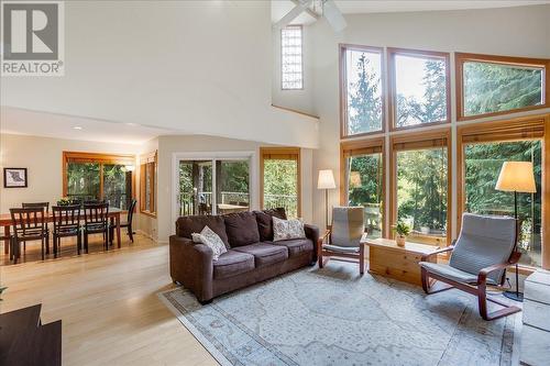 2290 Crystal Springs  Road, Nelson, BC - Indoor Photo Showing Living Room