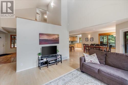 2290 Crystal Springs Road, Nelson, BC - Indoor Photo Showing Living Room