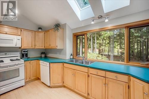 2290 Crystal Springs  Road, Nelson, BC - Indoor Photo Showing Kitchen With Double Sink