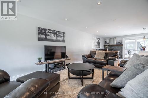 3 - 2070 Brant Street, Burlington, ON - Indoor Photo Showing Living Room