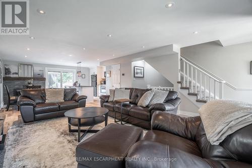 3 - 2070 Brant Street, Burlington, ON - Indoor Photo Showing Living Room