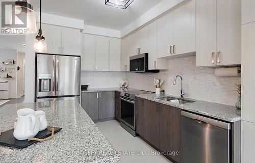 30 Autumn Drive, Wasaga Beach, ON - Indoor Photo Showing Kitchen With Double Sink With Upgraded Kitchen