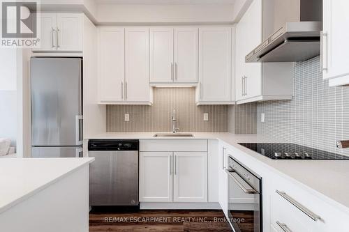 1204 - 2081 Fairview Street, Burlington, ON - Indoor Photo Showing Kitchen With Upgraded Kitchen