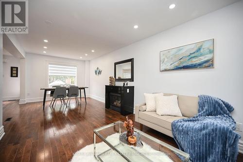 3845 Althorpe Circle, Mississauga, ON - Indoor Photo Showing Living Room