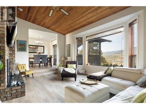 11047 Pretty Road, Lake Country, BC -  Photo Showing Living Room