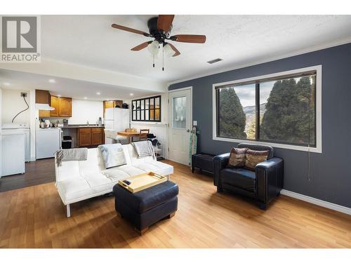 11047 Pretty Road, Lake Country, BC - Indoor Photo Showing Living Room