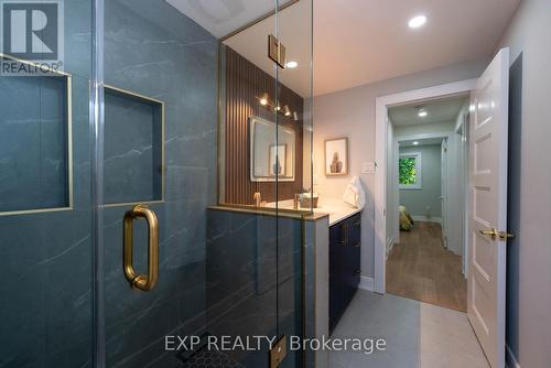 402 Upper Paradise Road, Hamilton, ON - Indoor Photo Showing Bathroom