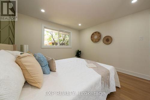 402 Upper Paradise Road, Hamilton, ON - Indoor Photo Showing Bedroom